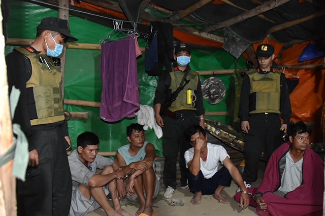 Cảnh sát cơ động khống chế các đối tượng.