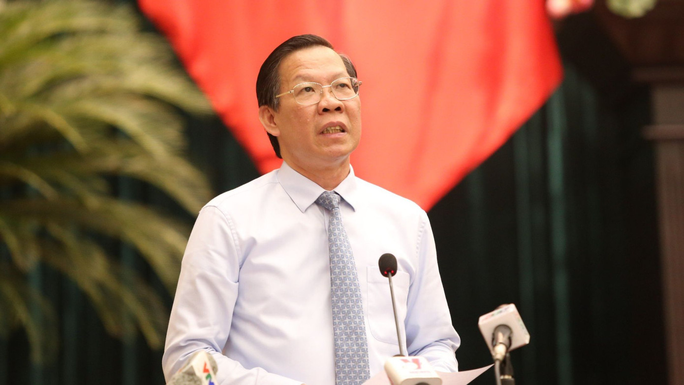 Chủ tịch UBND TPHCM Phan Văn Mãi trả lời đại biểu về các vấn đề kinh tế - xã hội. Ảnh: Ngô Tùng