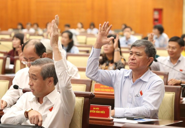 Các đại biểu giơ tay biểu quyết tại Kỳ họp thứ 13 HĐND TPHCM khóa X. Ảnh: Ngô Tùng
