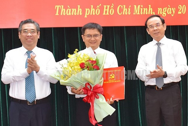 Bí thư Thành ủy TPHCM Nguyễn Văn Nên (phải) và Phó Bí thư Thành ủy TPHCM Nguyễn Phước Lộc trao quyết định và hoa chúc mừng ông Nguyễn Mạnh Cường (giữa). Ảnh: Thành ủy TPHCM