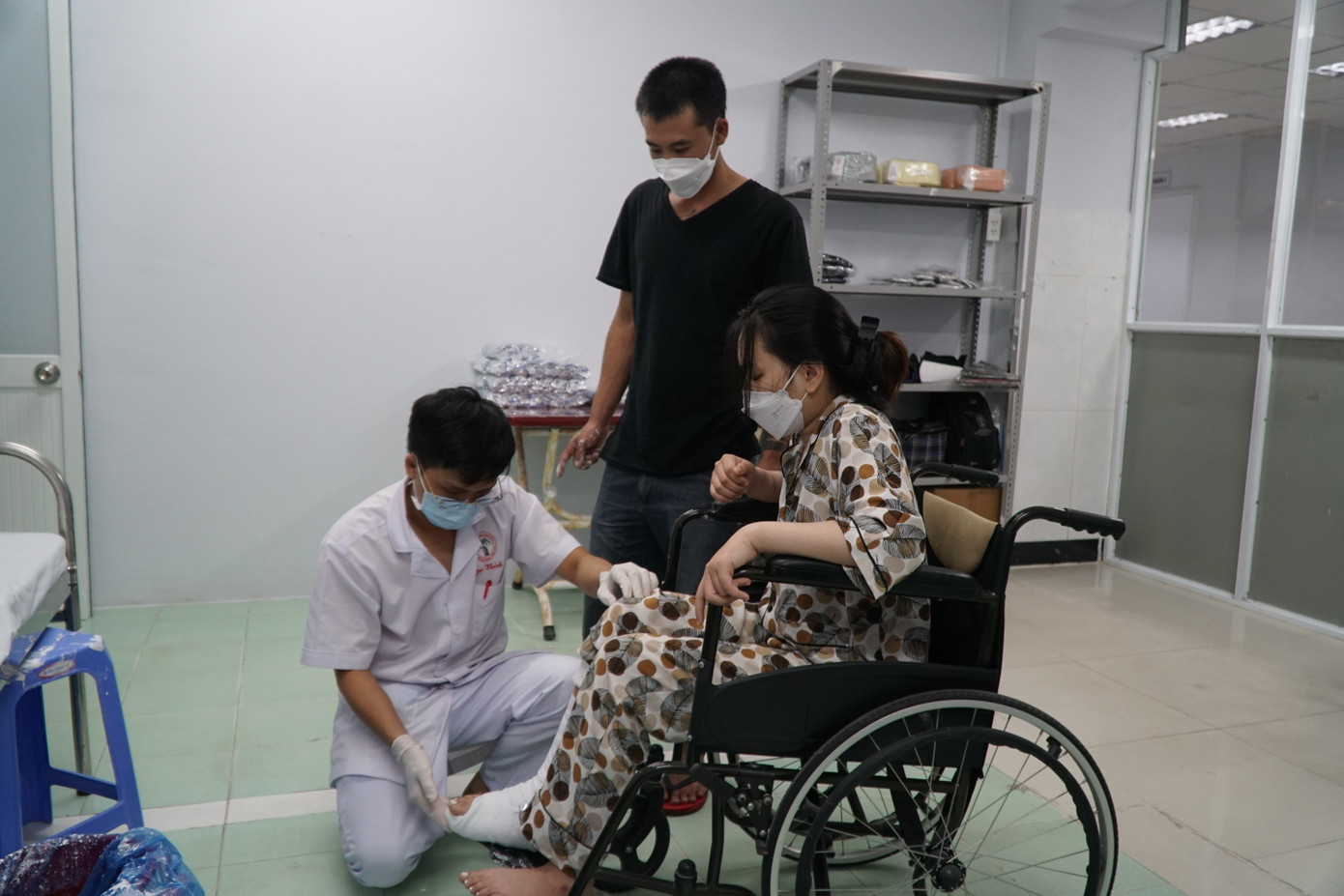 Bệnh nhân Phan Thị Gia Mỹ (tỉnh Lâm Đồng) điều trị tại Bệnh viện Chấn thương Chỉnh hình cơ sở 2 sáng 21/11. Ảnh: Nhàn Lê