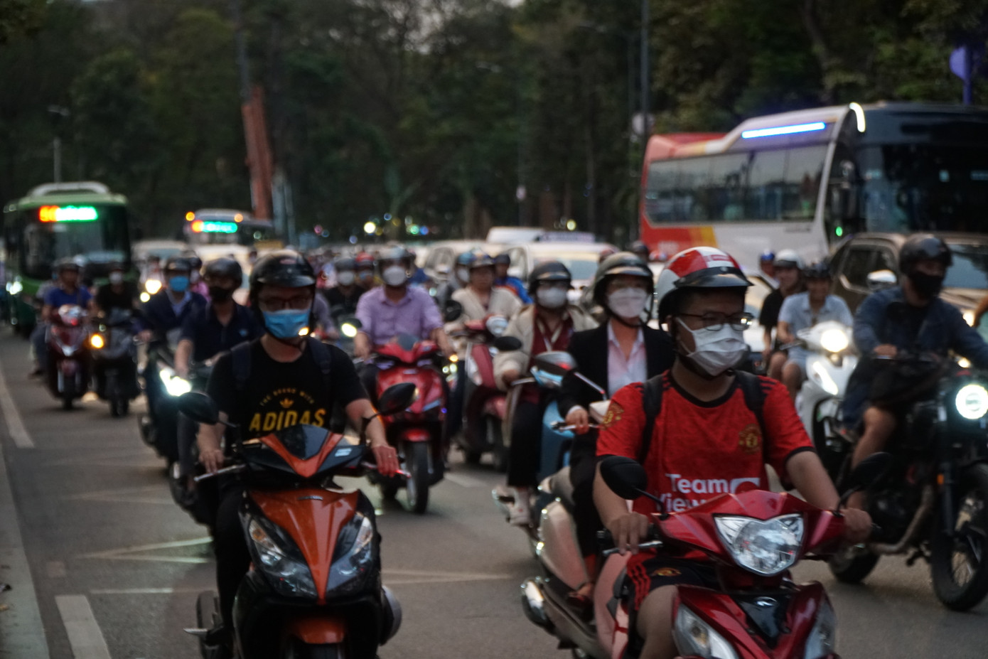 Các tuyến đường xung quanh sân bay như Cộng Hoà, Trường Sơn, Trần Quốc Hoàn (quận Tân Bình) cũng đông đúc người dân di chuyển.