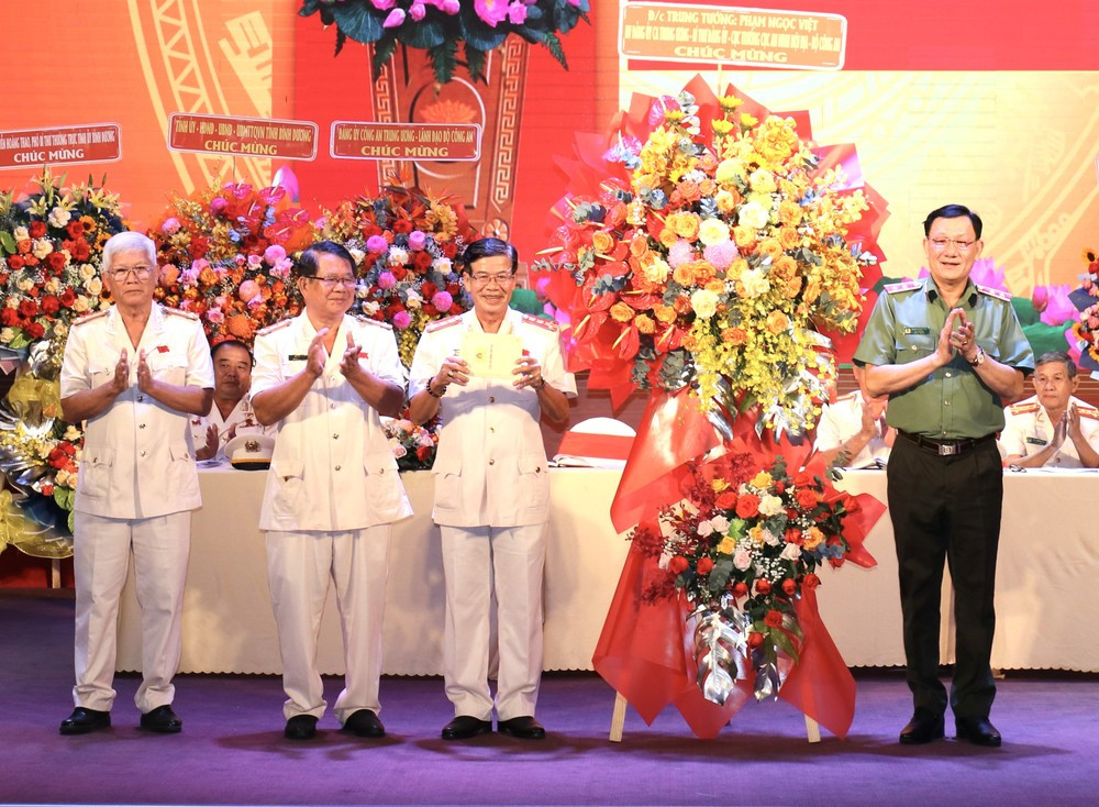Trung tướng Phạm Ngọc Việt (bìa phải), Cục trưởng Cục An ninh nội địa, Bộ Công an chúc mừng Đại hội.
