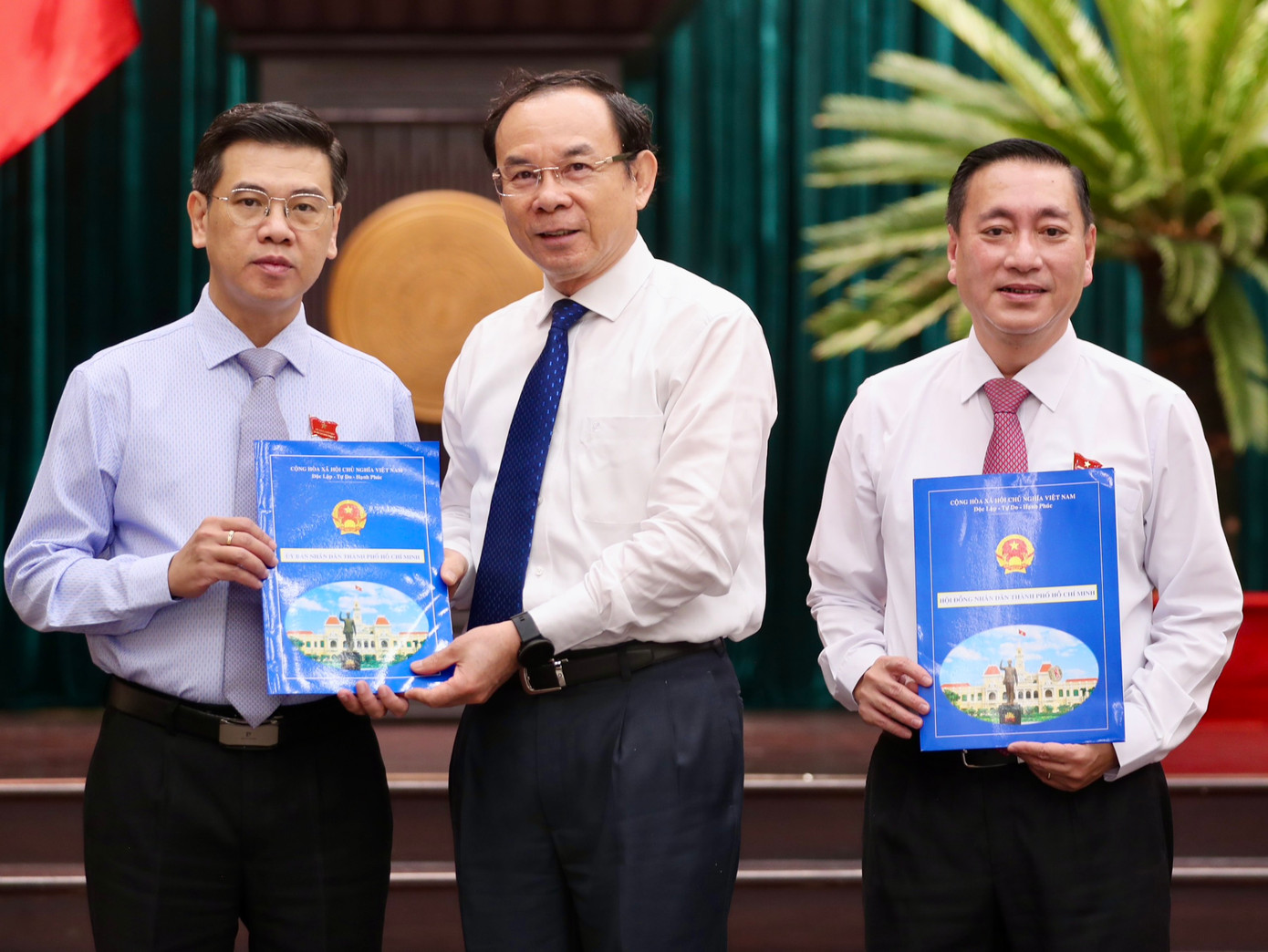 Bí thư Thành uỷ TPHCM Nguyễn Văn Nên chúc mừng ông Nguyễn Văn Dũng (bên trái) và ông Phạm Thành Kiên (bên phải). Ảnh: Duy Anh