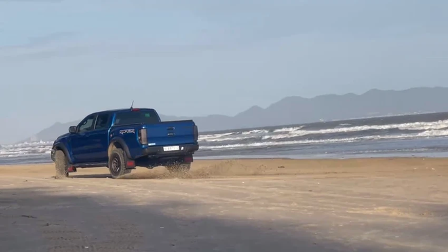 Hình ảnh ô tô Drift xe trên bãi biển Đồi Nhái, phường 11, Vũng Tàu. Ảnh cắt từ clip