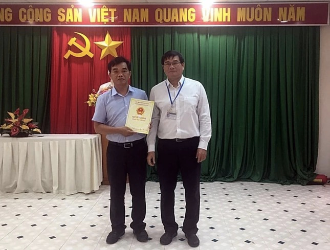 Bác sĩ Đặng Thức Anh Vũ (trái) lúc nhận quyết định phụ trách Sở Y tế.