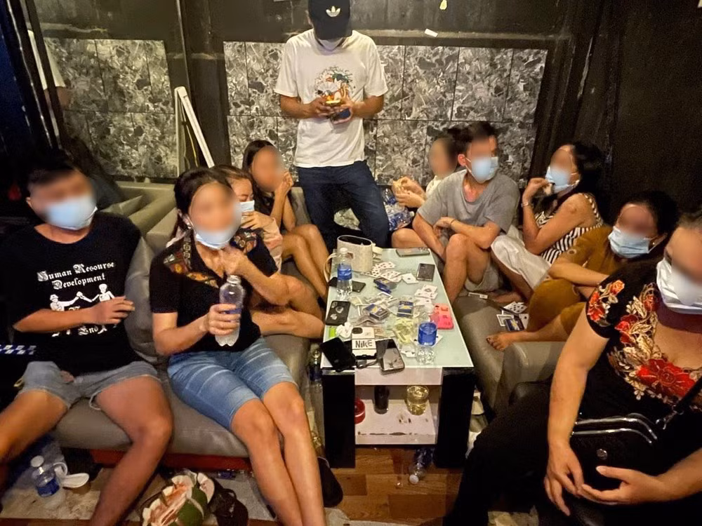 Nhóm người đánh bài ăn tiền bị bắt quả tang. Ảnh: M.A. Nhóm người đánh bài ăn tiền bị bắt quả tang. Ảnh: M.A.