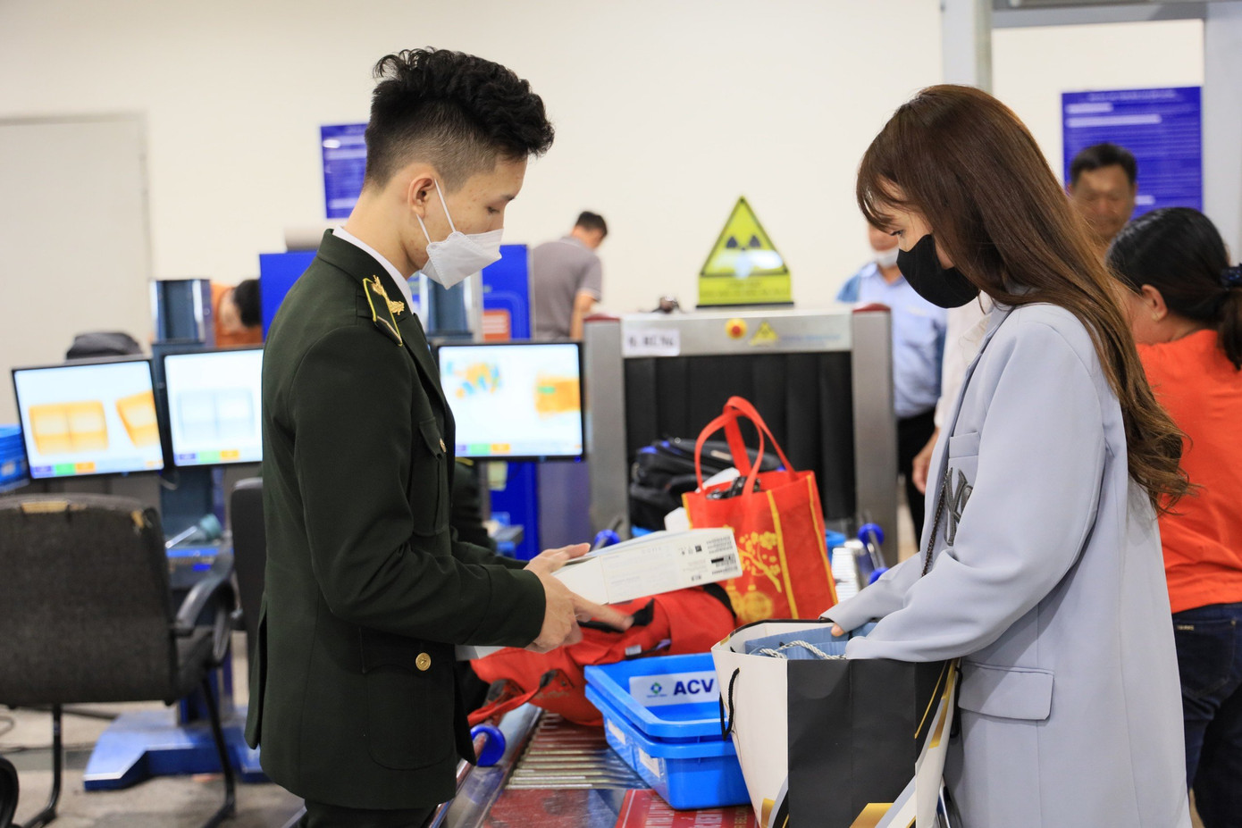 Trong những ngày Giáng sinh và Tết Dương lịch, sân bay Tân Sơn Nhất dự kiến có khoảng 680-740 chuyến bay đi và đến mỗi ngày. Trong những ngày Giáng sinh và Tết Dương lịch, sân bay Tân Sơn Nhất dự kiến có khoảng 680-740 chuyến bay đi và đến mỗi ngày.