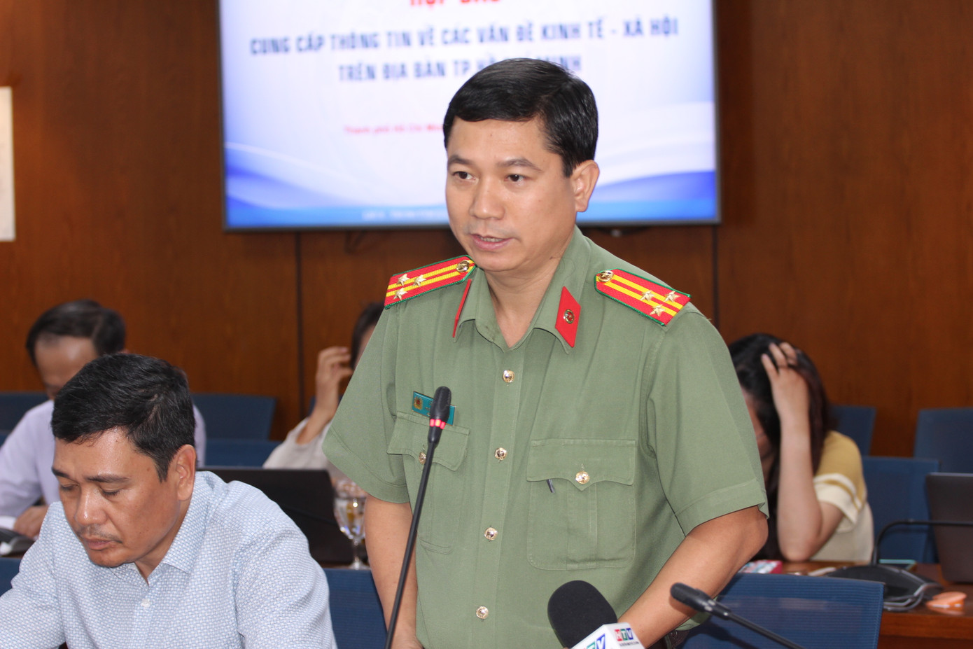 Thượng tá Lê Mạnh Hà, Phó trưởng phòng Tham mưu Công an TPHCM trả lời họp báo. Ảnh: Thành Nhân