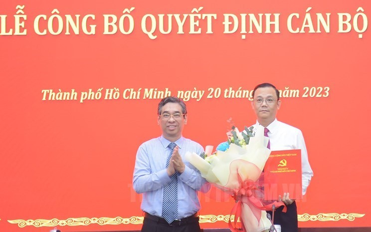 Phó Bí thư Thành ủy TPHCM Nguyễn Phước Lộc (trái) trao quyết định cho ông Cao Sơn Yên. Ảnh: Thành ủy TPHCM.
