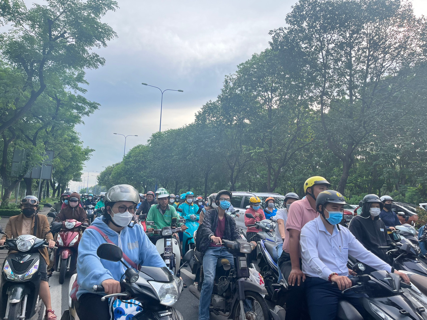 Người dân di chuyển trong thời tiết mờ sương trên đường Mai Chí Thọ (TP Thủ Đức, TPHCM). Ảnh: Nhàn Lê. Người dân di chuyển trong thời tiết mờ sương trên đường Mai Chí Thọ (TP Thủ Đức, TPHCM). Ảnh: Nhàn Lê.