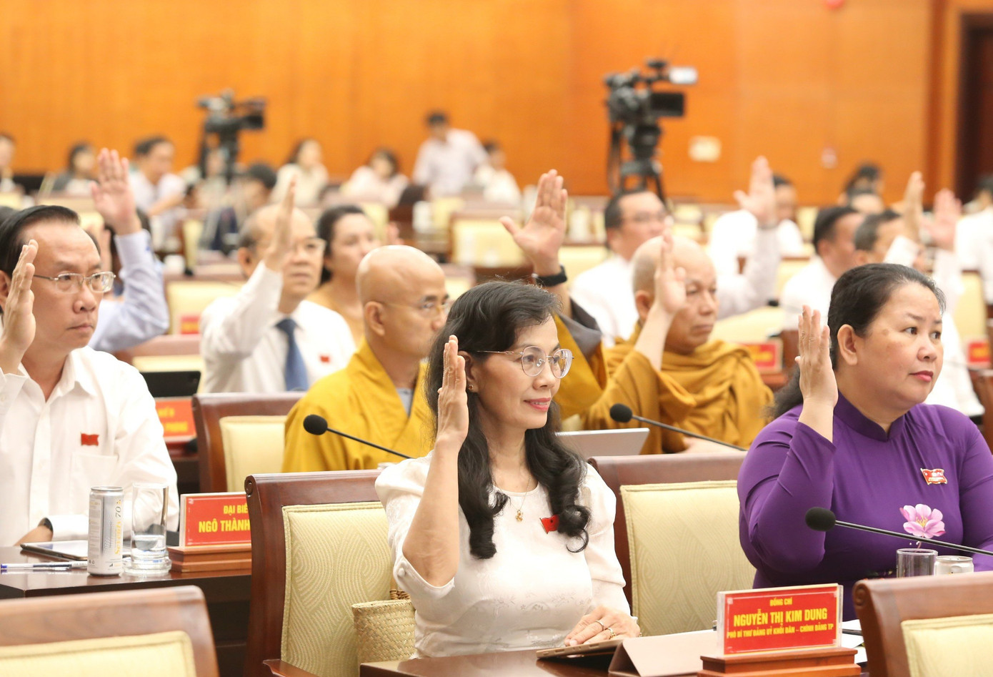 Các đại biểu HĐND thông qua dự thảo tờ trình quy định lĩnh vực ưu tiên, tiêu chí, điều kiện, nội dung và mức hỗ trợ dự án đổi mới sáng tạo, khởi nghiệp sáng tạo. Ảnh: Ngô Tùng Các đại biểu HĐND thông qua dự thảo tờ trình quy định lĩnh vực ưu tiên, tiêu chí, điều kiện, nội dung và mức hỗ trợ dự án đổi mới sáng tạo, khởi nghiệp sáng tạo. Ảnh: Ngô Tùng