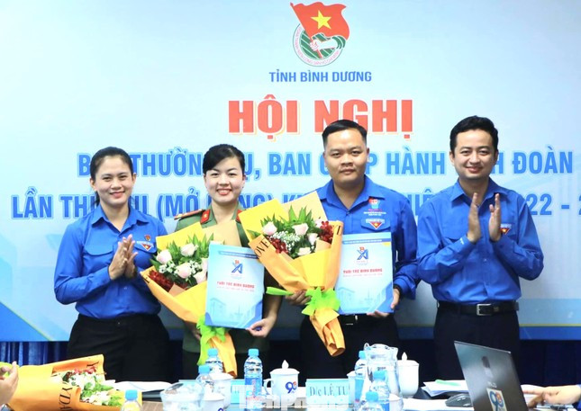Anh Nguyễn Thanh Liêm - Phó Trưởng Ban Tuyên giáo Tỉnh Đoàn và chị Hồ Thanh Thảo - Phó Trưởng Ban Thanh niên Công an tỉnh Bình Dương được công nhận Ủy viên Ban Thường vụ Tỉnh Đoàn Bình Dương khóa XI, nhiệm kỳ 2022 - 2027. Anh Nguyễn Thanh Liêm - Phó Trưởng Ban Tuyên giáo Tỉnh Đoàn và chị Hồ Thanh Thảo - Phó Trưởng Ban Thanh niên Công an tỉnh Bình Dương được công nhận Ủy viên Ban Thường vụ Tỉnh Đoàn Bình Dương khóa XI, nhiệm kỳ 2022 - 2027.