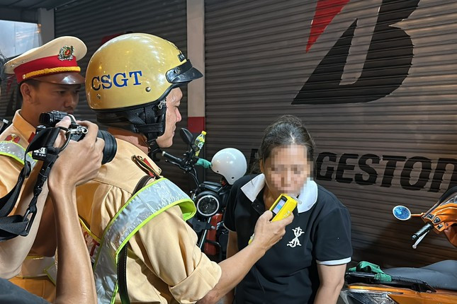 CSGT ra quân kiểm tra nồng độ cồn tại TPHCM CSGT ra quân kiểm tra nồng độ cồn tại TPHCM