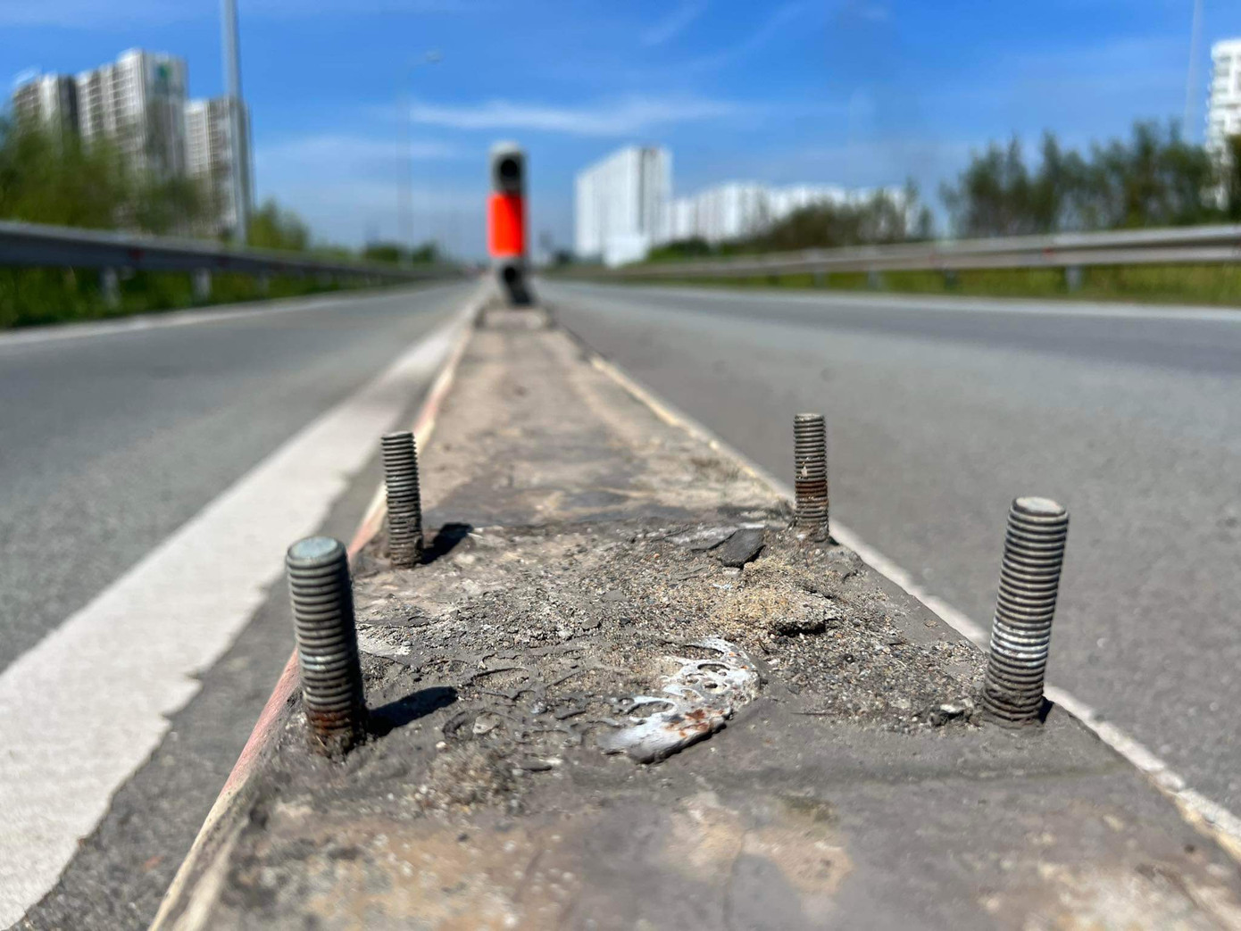 Nhiều vị trí chỉ còn trơ trọi ốc sắt do trụ, ống thép bị mất. Ảnh: Trần Long. Nhiều vị trí chỉ còn trơ trọi ốc sắt do trụ, ống thép bị mất. Ảnh: Trần Long.