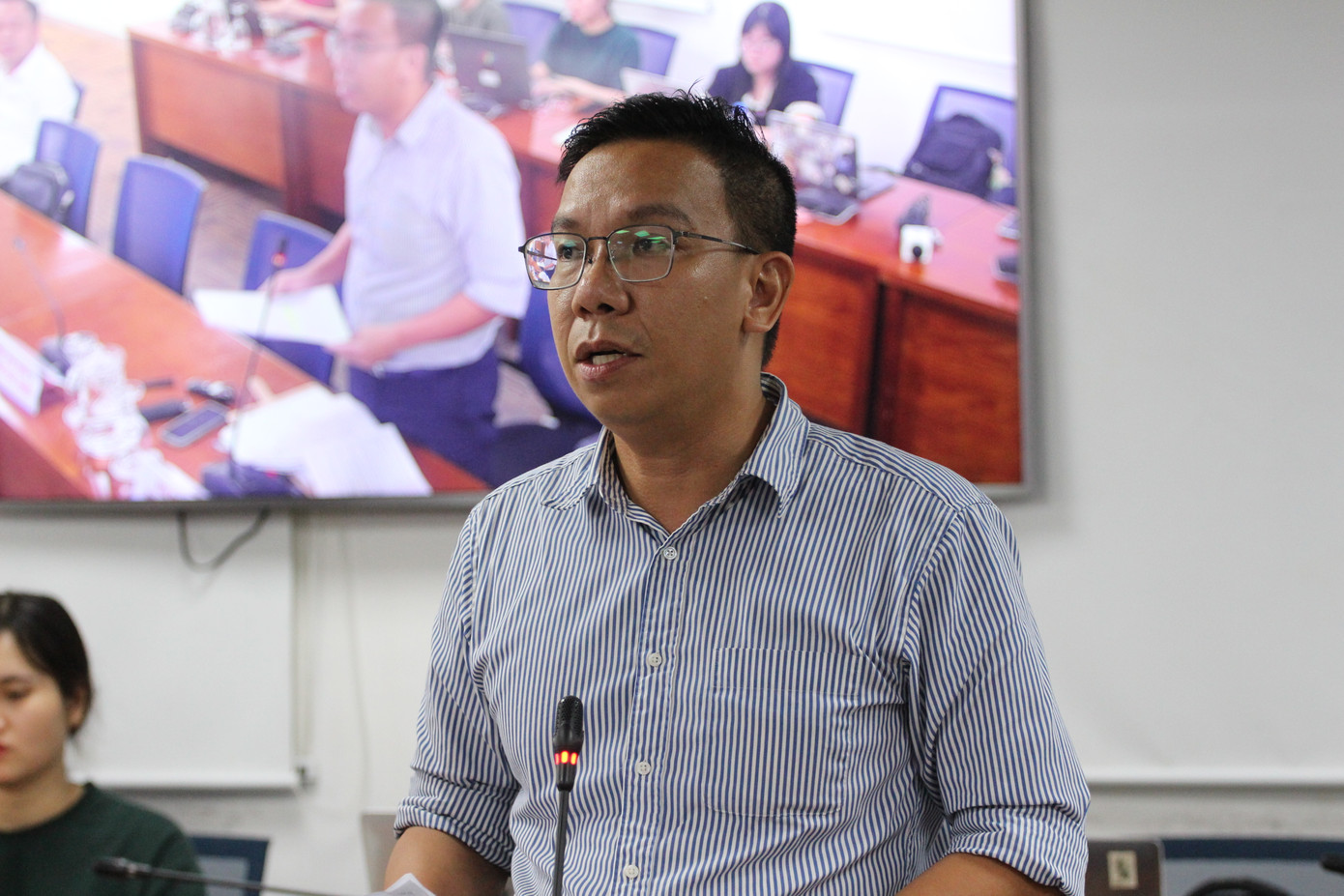 Ông Nguyễn Trung Hiếu, Phó Giám đốc Ban quản lý dự án đường sắt đô thị số 1 trả lời tại buổi họp báo. Ảnh: Thành Nhân.