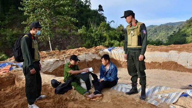 Một đối tượng bị công an bắt giữ tại hiện trường. Một đối tượng bị công an bắt giữ tại hiện trường.