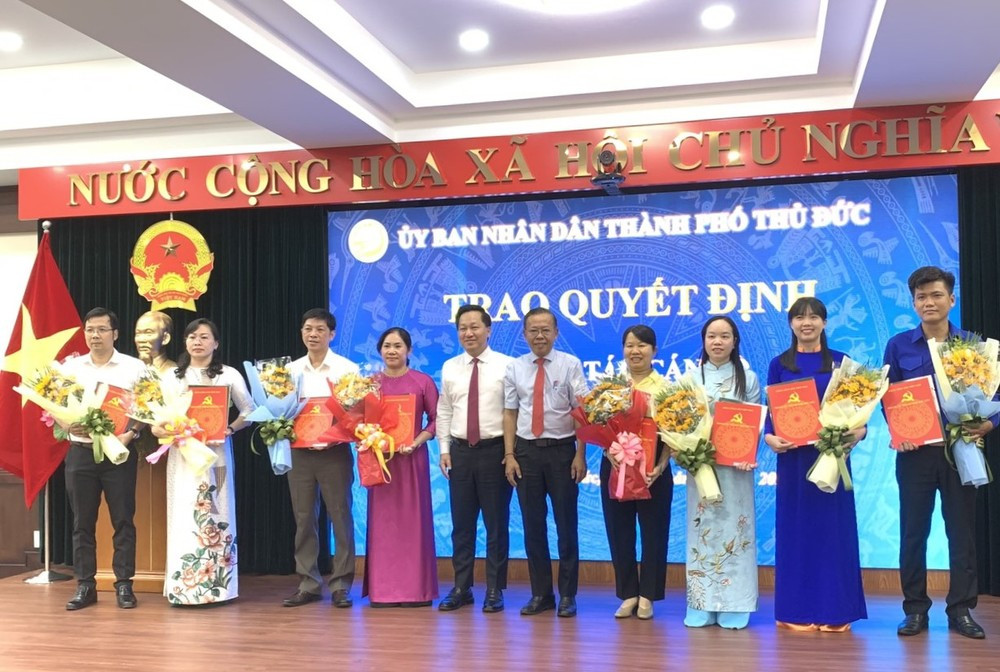 Lãnh đạo TP Thủ Đức trao quyết định cho 9 phó chủ tịch phường vừa được bổ sung. Ảnh: Thanh Tuyền