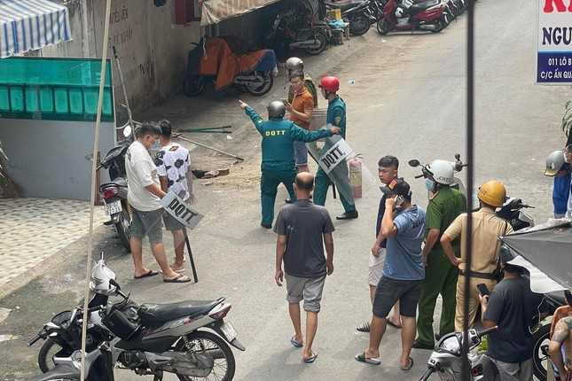 Lực lượng chức năng có mặt tại khu vực người đàn ông cố thủ. Ảnh: A.X.