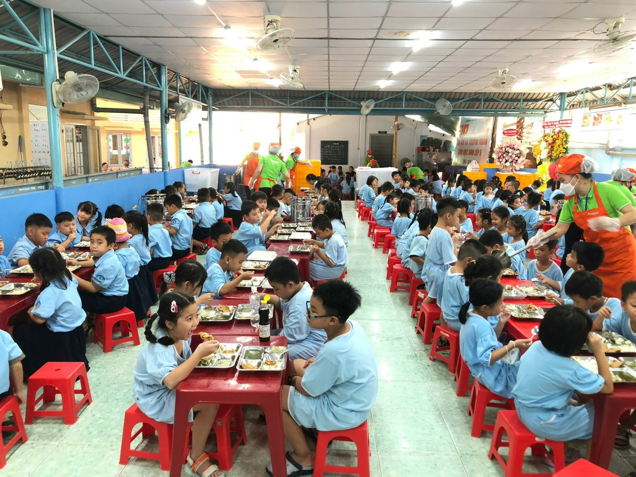 Học sinh Trường tiểu học Phước Thạnh (TP Thủ Đức) trong bữa ăn bán trú tại trường ngày 6/11. Ảnh: Nhà trường cung cấp.