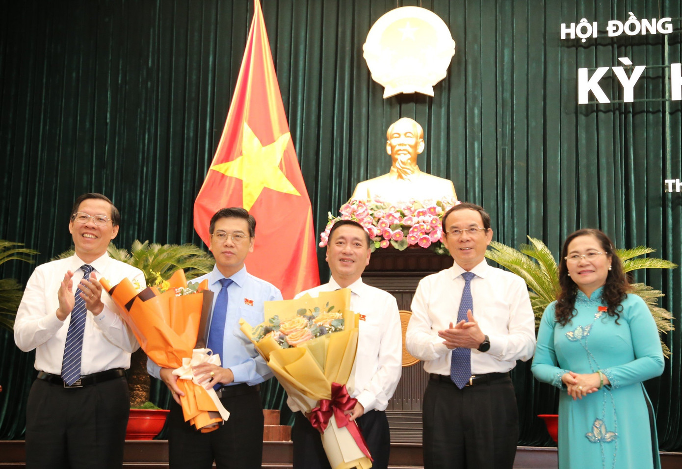 Lãnh đạo TPHCM chúc mừng ông Nguyễn Văn Dũng (áo xanh) và ông Phạm Thành Kiên. Ảnh: Ngô Tùng.