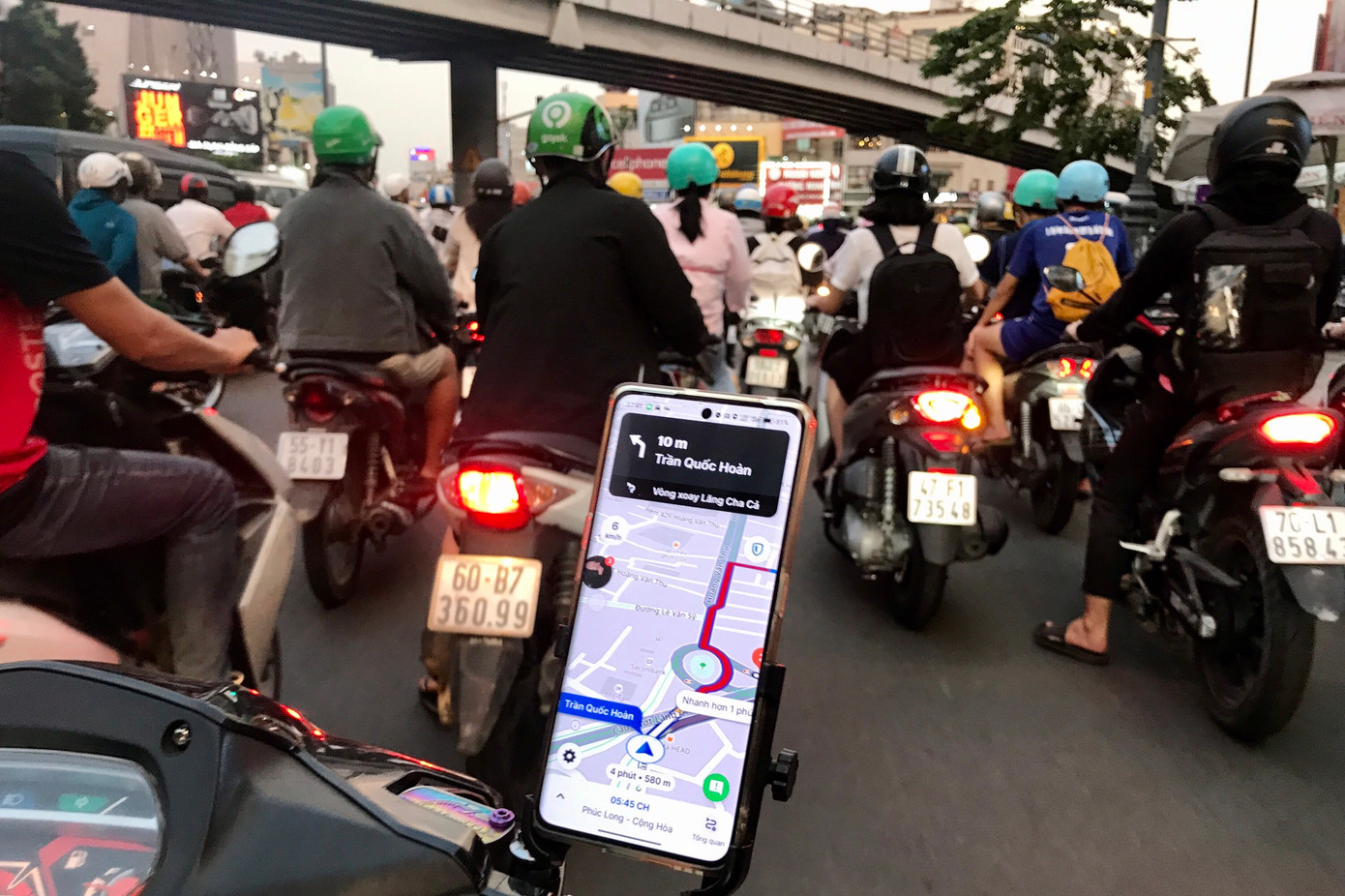 Ứng dụng Google Maps của một tài xế công nghệ thể hiện màu đỏ (tình trạng giao thông đông đúc) tại vòng xoay Lăng Cha Cả (quận Tân Bình). Nơi này cách sân bay khoảng 1,5 km.