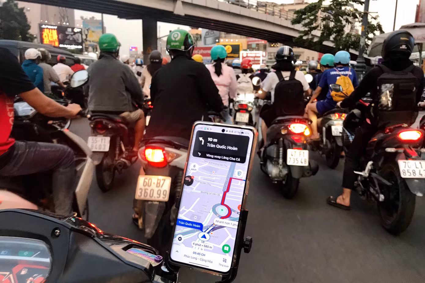 Ứng dụng Google Maps của một tài xế công nghệ thể hiện màu đỏ (tình trạng giao thông đông đúc) tại vòng xoay Lăng Cha Cả (quận Tân Bình). Nơi này cách sân bay khoảng 1,5 km.