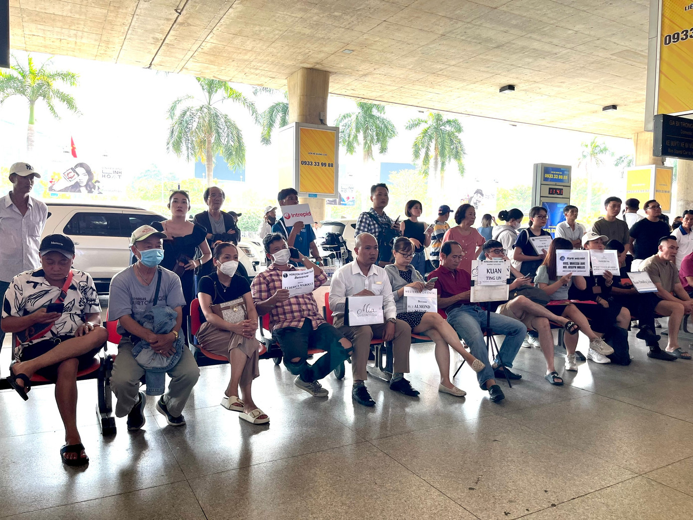 Mặc dù trước đó, Cảng Hàng không quốc tế Tân Sơn Nhất khuyến cáo hành khách hạn chế người nhà đưa đón và không đến quá sớm so với giờ khởi hành để tránh quá tải, ùn tắc tại khu vực sảnh công cộng.