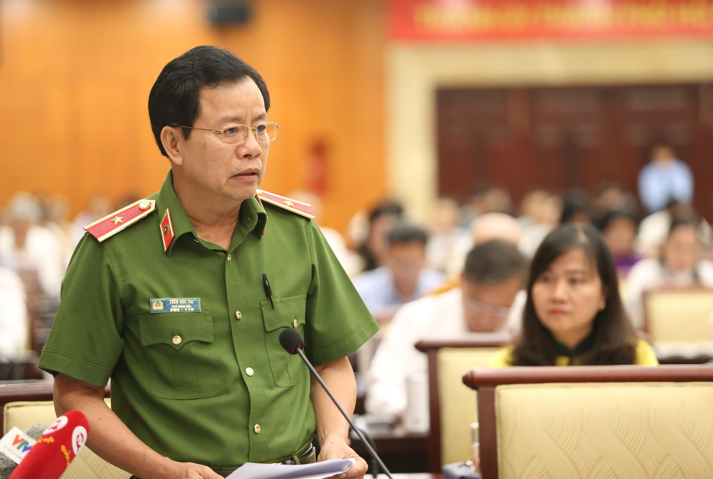 Thiếu tướng Trần Đức Tài – Phó Giám đốc Công an TPHCM trình bày tại kỳ họp thứ 13, HĐND TPHCM khoá X sáng 7/11. Ảnh: Ngô Tùng