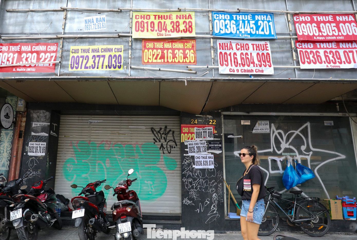 Môi giới nhà đất dán thông tin liên hệ tràn lan lên mặt tiền của nhiều ngôi nhà trên các tuyến phố lớn tại TPHCM gây mất mỹ quan đô thị. Ảnh: Duy Anh.