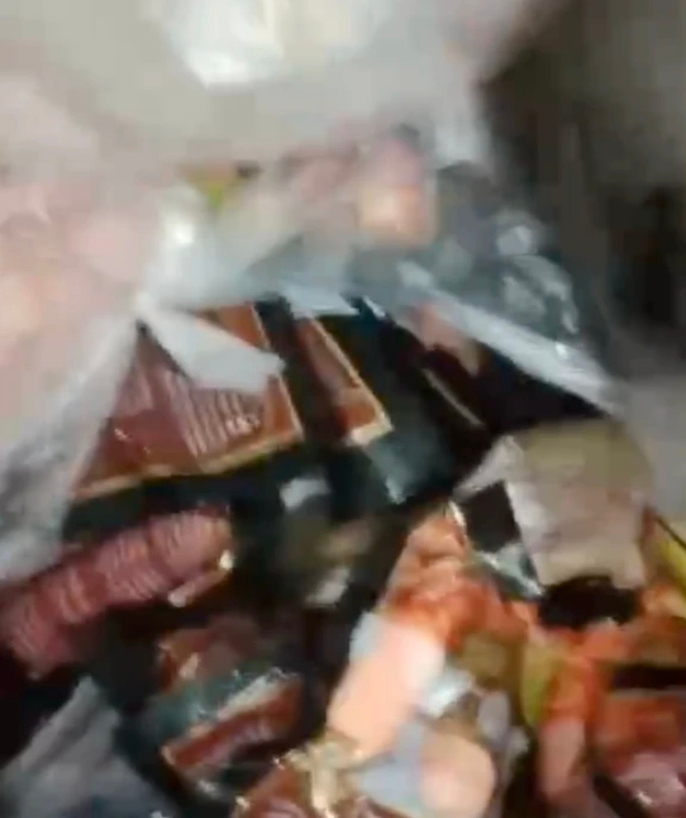 Hình ảnh xúc xích trong tủ cấp đông trong clip được đưa lên mạng.