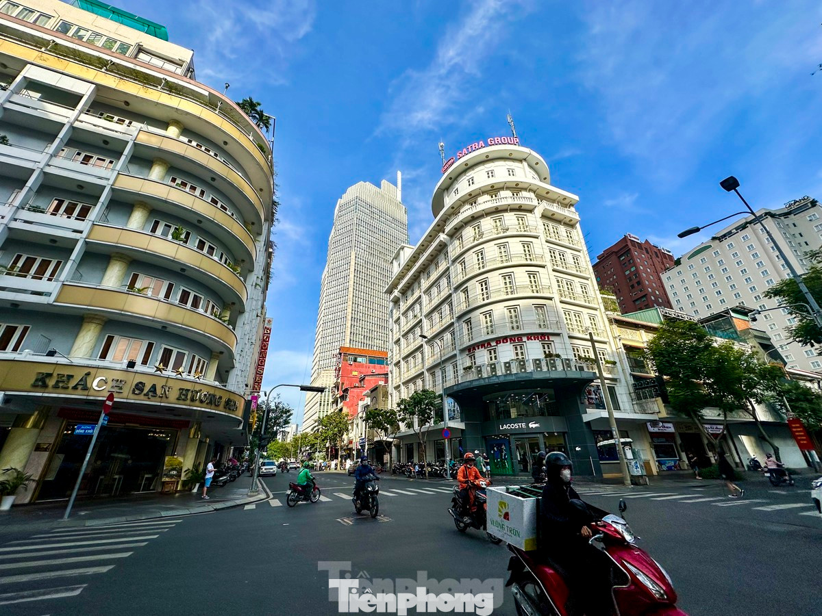 Đường Đồng Khởi có mặt bằng cho thuê thuộc hàng đắt đỏ nhất thế giới. Ảnh: Duy Anh Đường Đồng Khởi có mặt bằng cho thuê thuộc hàng đắt đỏ nhất thế giới. Ảnh: Duy Anh