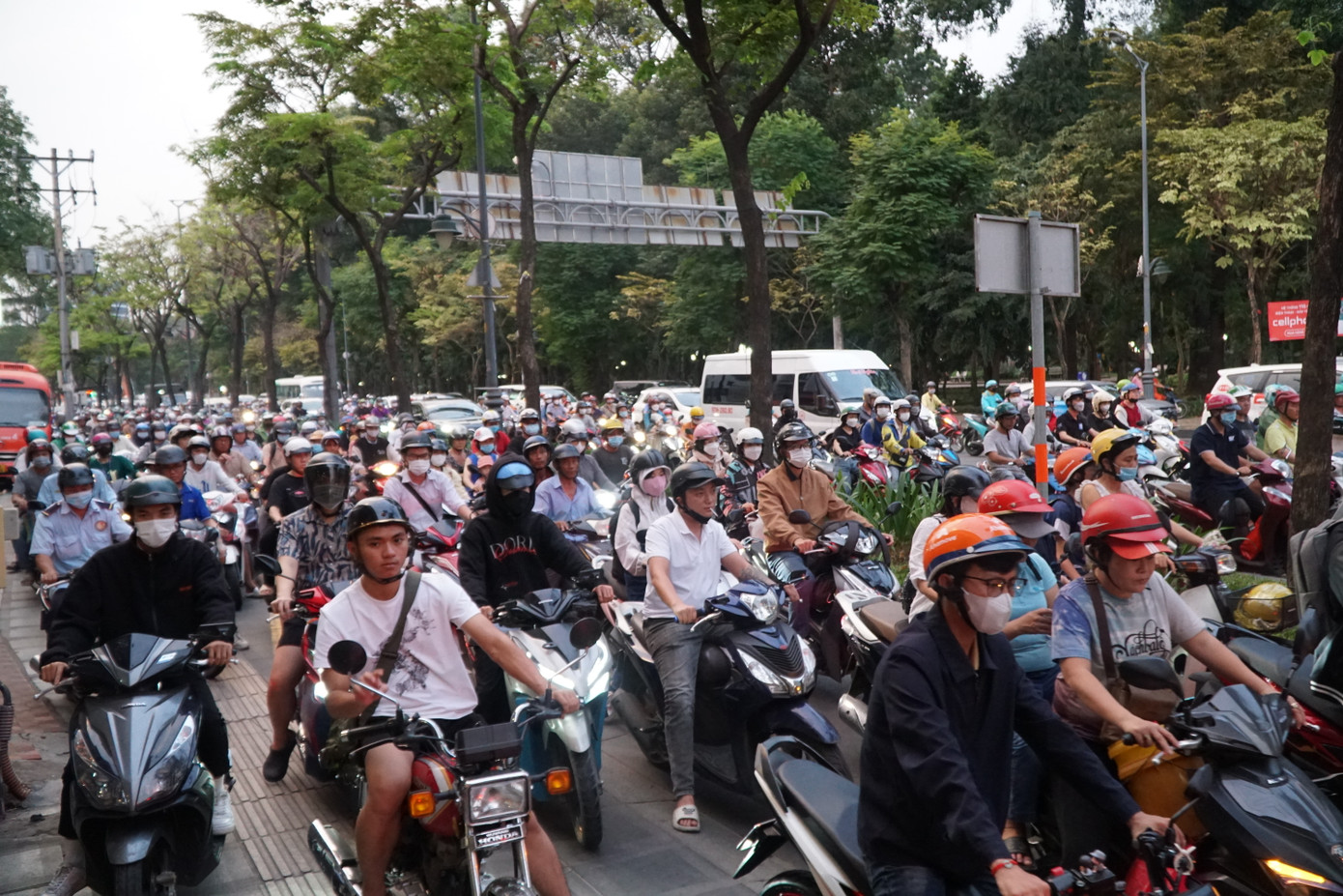 Dự kiến trong tối nay và ngày mai, các tuyến đường huyết mạch tới sân bay, bến xe tại TPHCM tiếp tục đông đúc do người dân về quê nghỉ lễ.