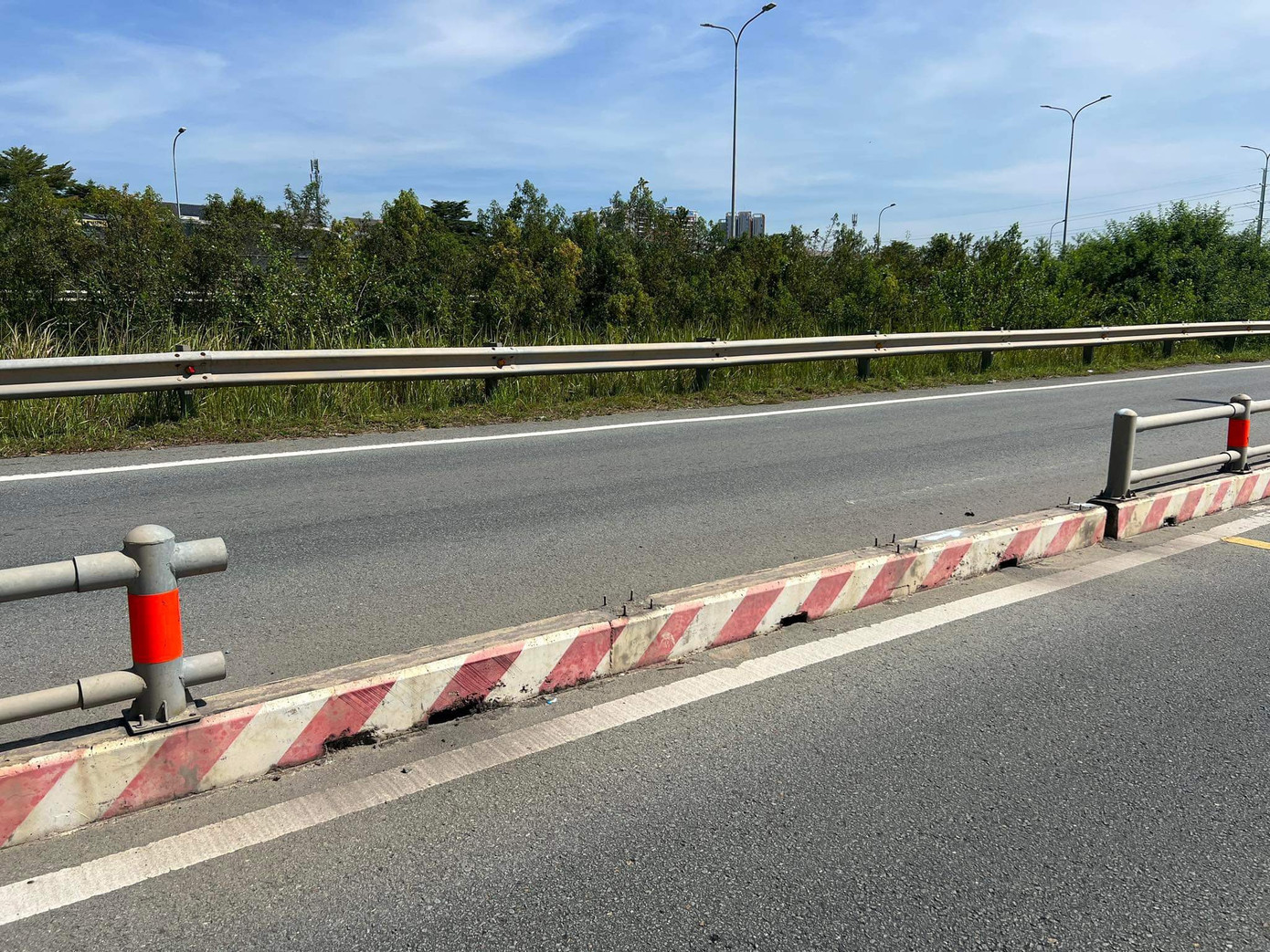 Đoạn dải phân cách đường dẫn cao tốc TP HCM - Long Thành - Dầu Giây bị mất nghi do trộm. Ảnh: Trần Long. Đoạn dải phân cách đường dẫn cao tốc TP HCM - Long Thành - Dầu Giây bị mất nghi do trộm. Ảnh: Trần Long.