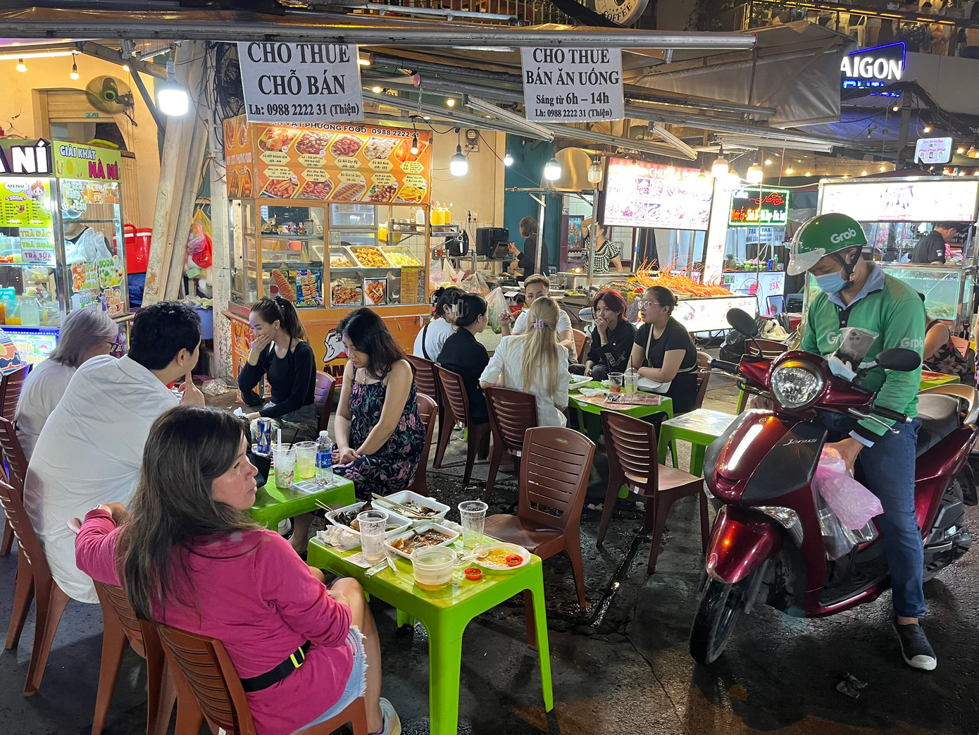 Một quán nhậu tại quận 10 (TPHCM) đông đúc khách vào cuối tuần Một quán nhậu tại quận 10 (TPHCM) đông đúc khách vào cuối tuần