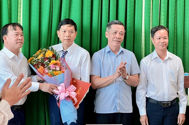 Ông Võ Tài Quốc, (thứ 2 từ trái qua) được điều động giữ chức Phó Trưởng ban Nội chính Tỉnh ủy Bà Rịa - Vũng Tàu. Ảnh: Huyện Đất Đỏ Ông Võ Tài Quốc, (thứ 2 từ trái qua) được điều động giữ chức Phó Trưởng ban Nội chính Tỉnh ủy Bà Rịa - Vũng Tàu. Ảnh: Huyện Đất Đỏ