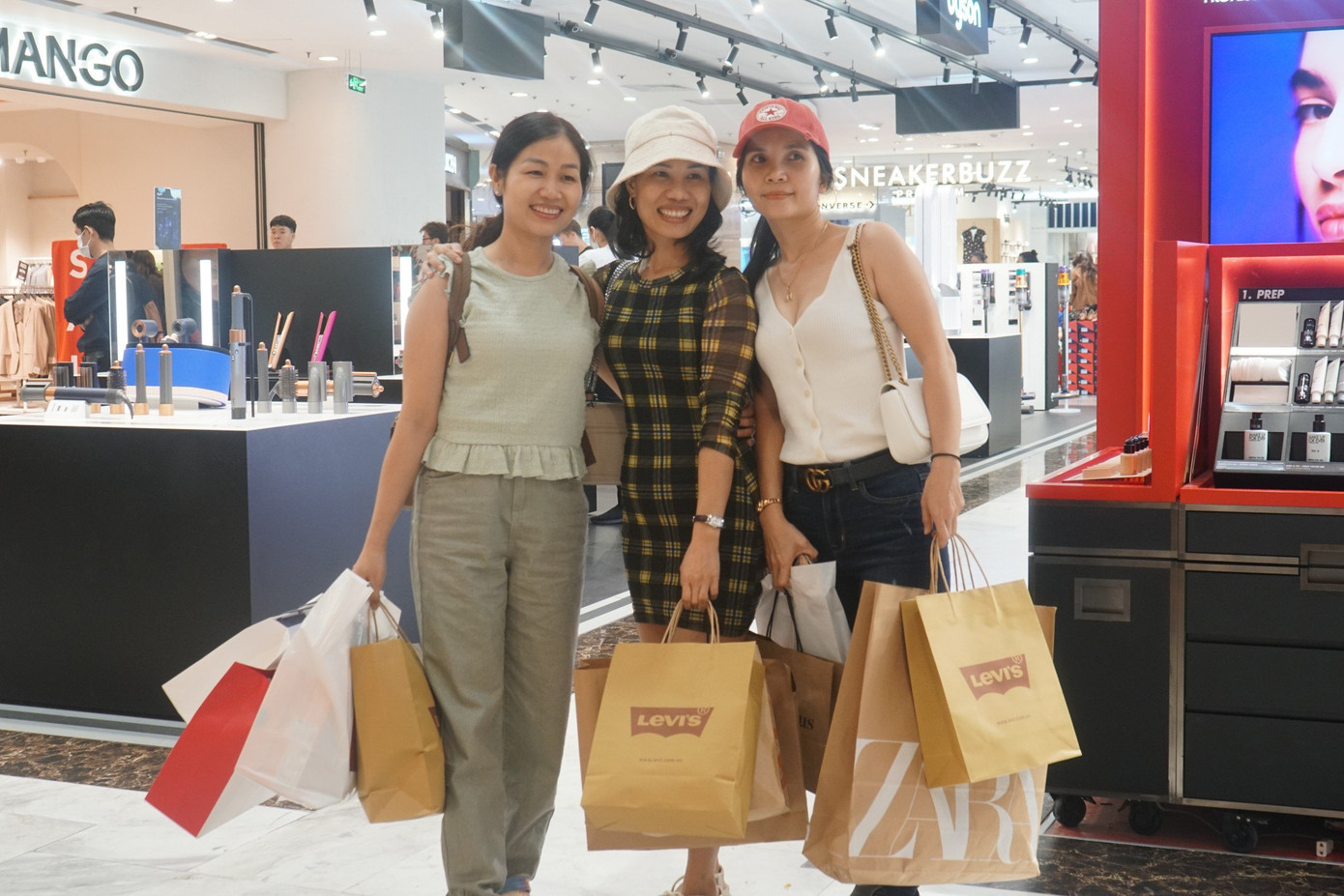 Nhiều người tranh thủ mua quần áo diện Tết trong đợt giảm giá Black Friday.