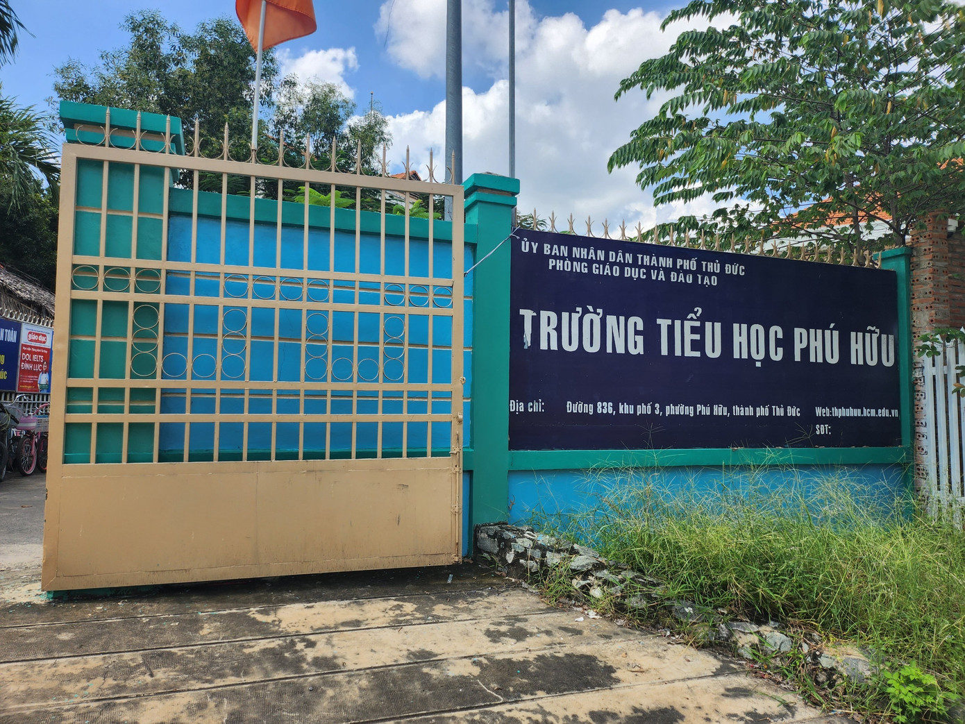 Trường Tiểu học Phú Hữu, nơi xảy ra sự việc phụ huynh tố có thực phẩm ôi thiu tại đơn vị cung cấp suất ăn. Trường Tiểu học Phú Hữu, nơi xảy ra sự việc phụ huynh tố có thực phẩm ôi thiu tại đơn vị cung cấp suất ăn.
