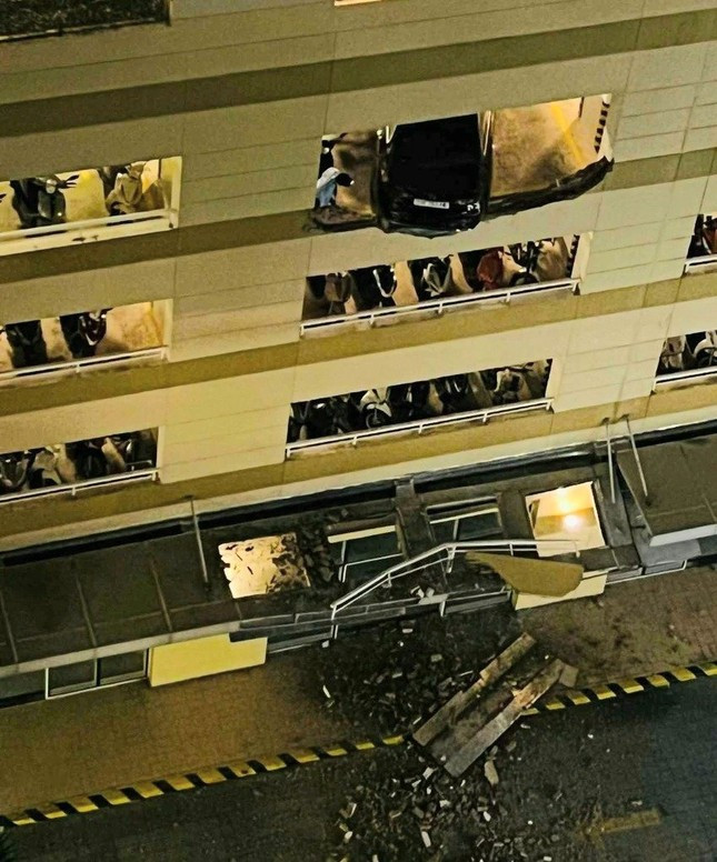 Ô tô đâm thủng tường tầng 4 nhà để xe của chung cư ở TPHCM