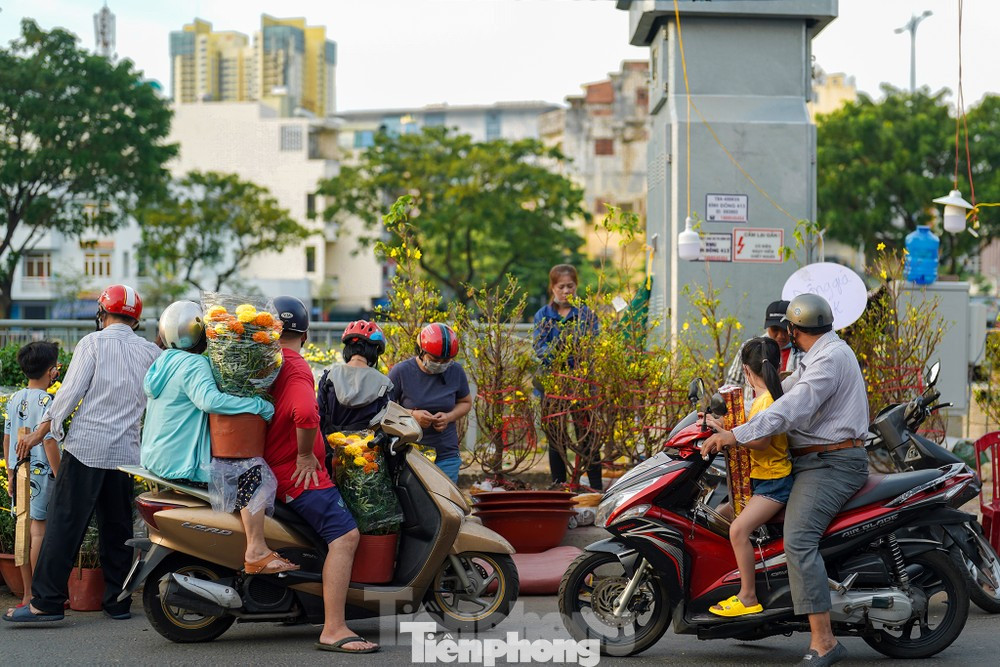 Người dân mua hoa tại Bến Bình Đông (quận 8, TPHCM) trong Tết Âm lịch 2023. Ảnh: Phạm Nguyễn.