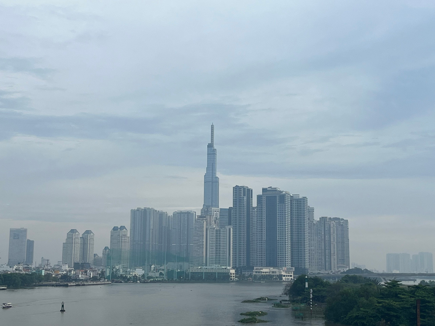 Nhiều tòa nhà cao tầng "chìm" sau màn sương mờ. Ảnh: Nhàn Lê Nhiều tòa nhà cao tầng "chìm" sau màn sương mờ. Ảnh: Nhàn Lê