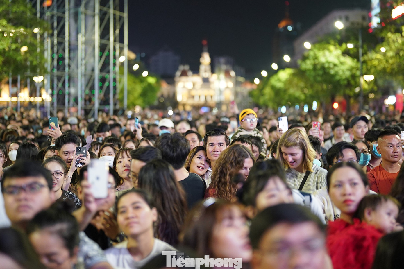 Người dân chăm chú theo dõi màn bắn pháo hoa trên phố đi bộ Nguyễn Huệ.