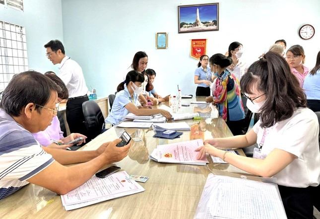 Người dân Bình Dương đến làm thủ tục nhận bồi thường giải phóng mặt bằng.