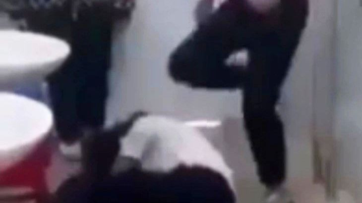 Hình ảnh nữ sinh bị 3 học sinh khác thay nhau đánh trong nhà vệ sinh. Ảnh: Chụp màn hình.