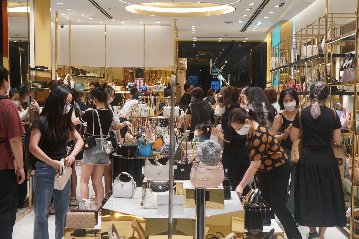 Một cửa hàng chuyên giày và túi xách đông khách hàng lựa chọn tại trung tâm thương mại Vincom Đồng Khởi (quận 1, TPHCM).