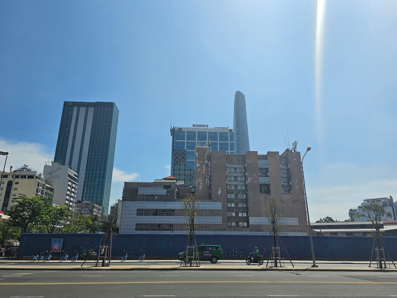 Do không có mái che và cây xanh, không khí tại tuyến đường Lê Lợi oi bức, ngột ngạt khi trời nắng nóng. Ảnh: Ngô Tùng Do không có mái che và cây xanh, không khí tại tuyến đường Lê Lợi oi bức, ngột ngạt khi trời nắng nóng. Ảnh: Ngô Tùng