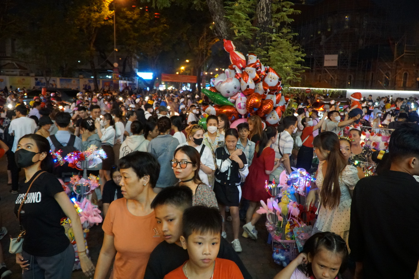 Tại phố tây Bùi Viện, Từ chiều đến đêm 24/12, khu vực trung tâm TPHCM đông nghịt người tới vui chơi, chụp hình trong đêm Giáng sinh.