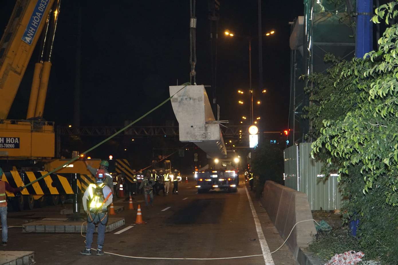 Các công nhân đang hoàn thành các bước lắp đặt dầm.