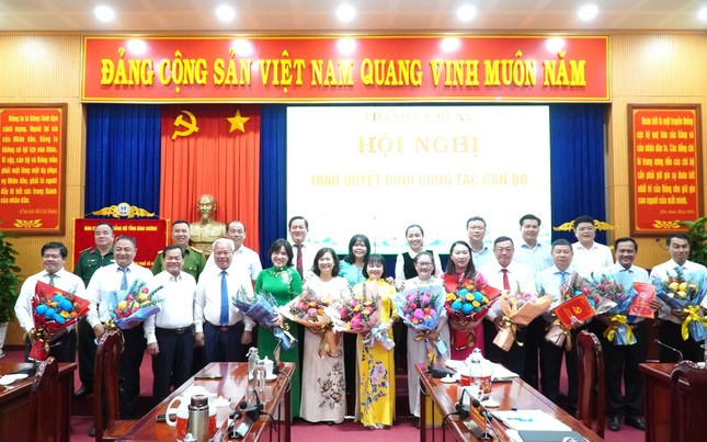 Thành ủy Dĩ An trao các quyết định về công tác cán bộ Thành ủy Dĩ An trao các quyết định về công tác cán bộ