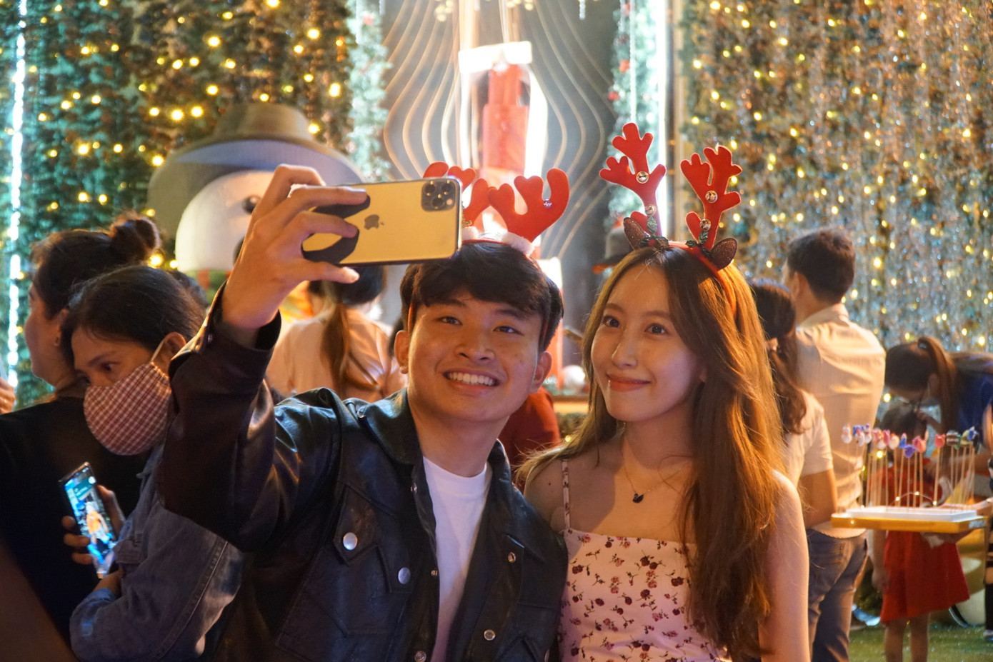 Nhiều bạn trẻ lên đồ chụp hình kỷ niệm, một số chọn thêm các phụ kiện cài đầu mang hơi hướng Giáng sinh.